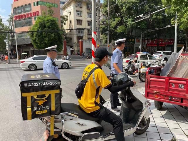 棒球帽和头盔的区别